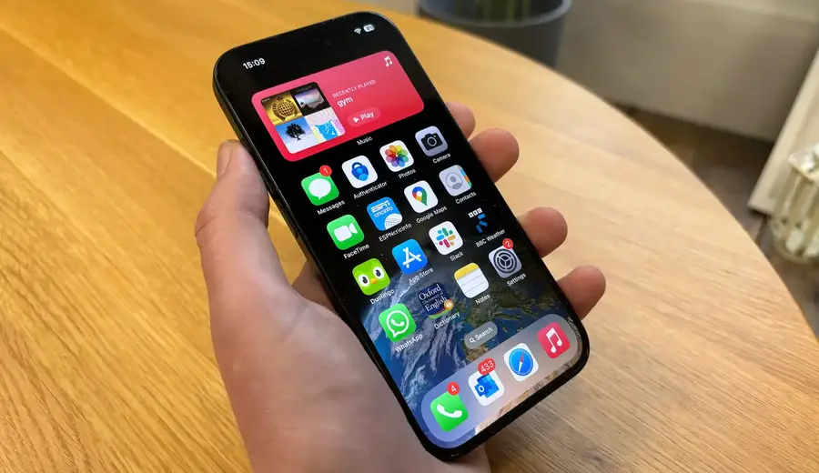 iPhone 15 em uso no dia a dia